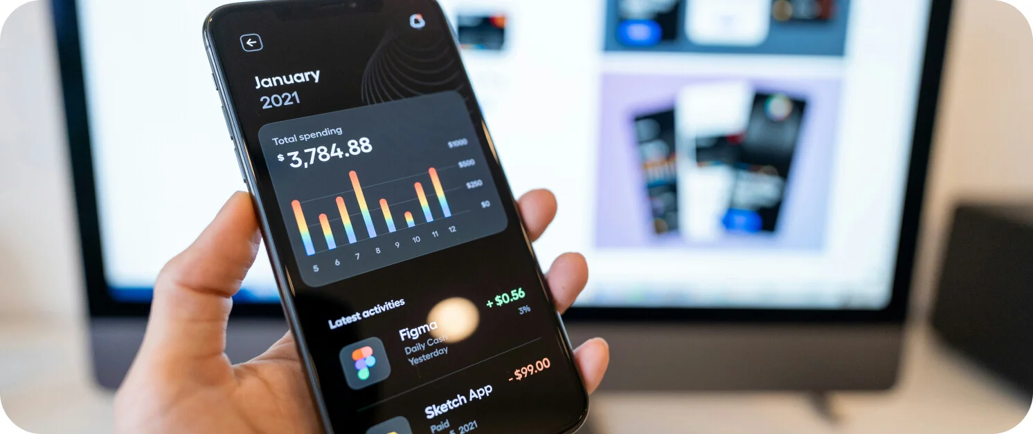 개발된 네이티브 앱을 실행시켜보고 있는 유저