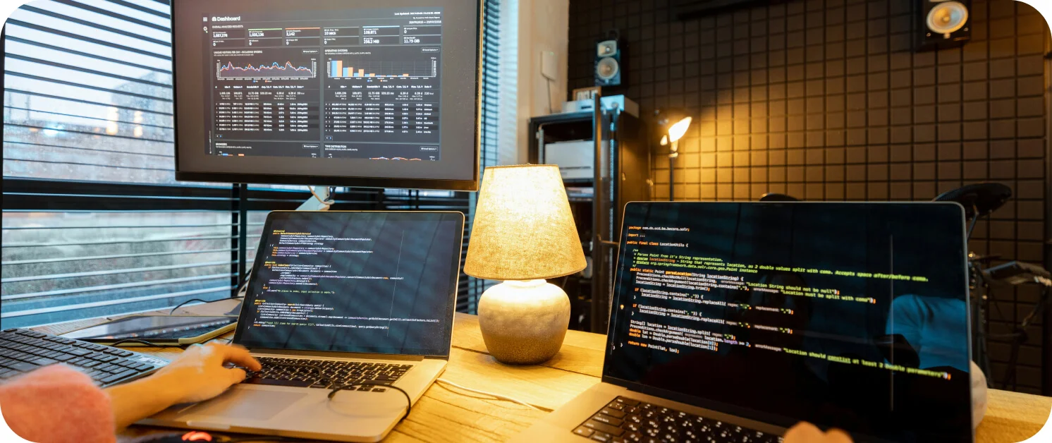 홈페이지 개발을 위해 코드를 짜고 있는 개발자의 모니터 3대
