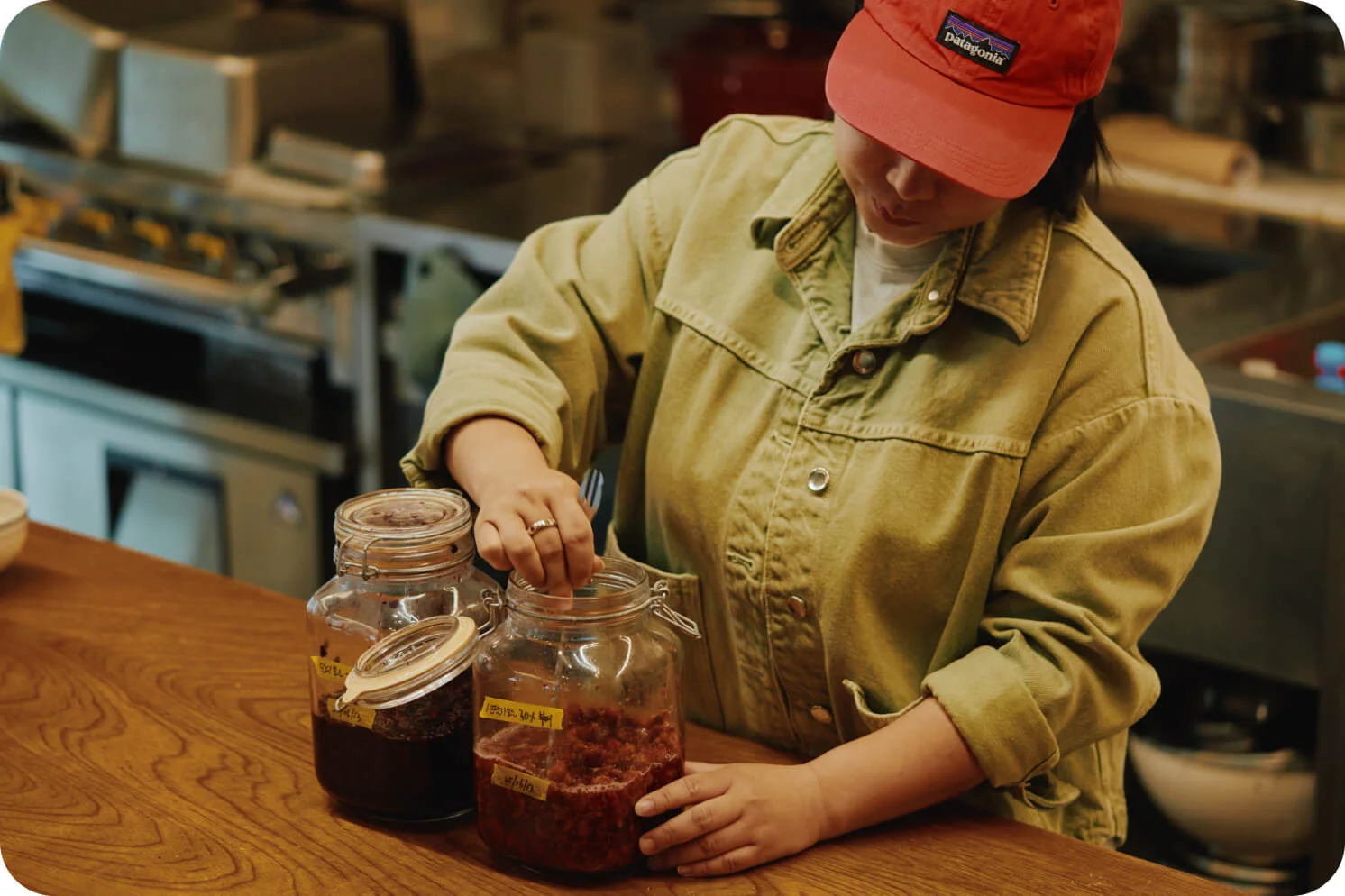장민영 대표가 직접 만든 청을 뜨고 있다.