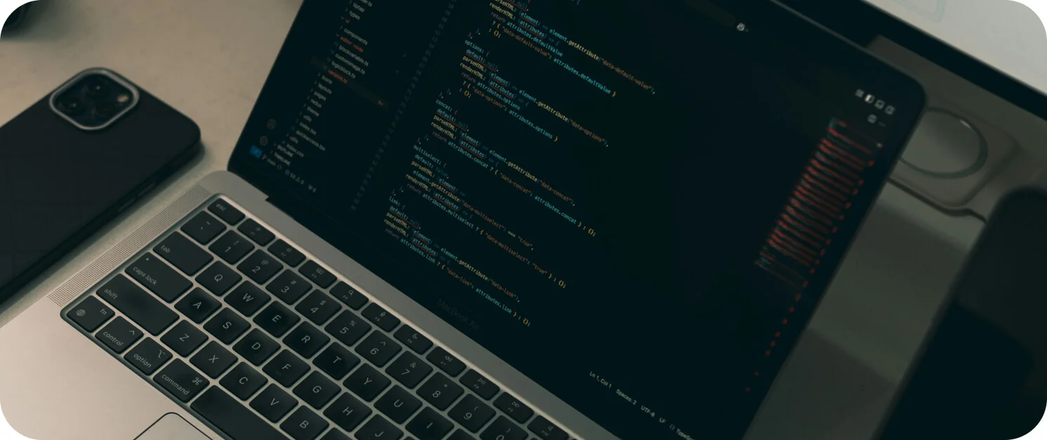 Ionic 프레임워크로 앱을 개발하는 개발자의 노트북 화면