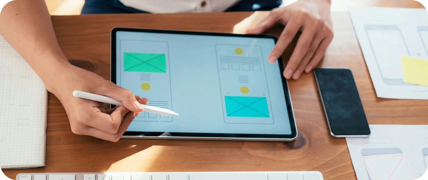 네이버 스마트스토어 및 쿠팡 가이드를 반영한 모바일 최적화 디자인 레이아웃을 설계 중인 태블릿 화면