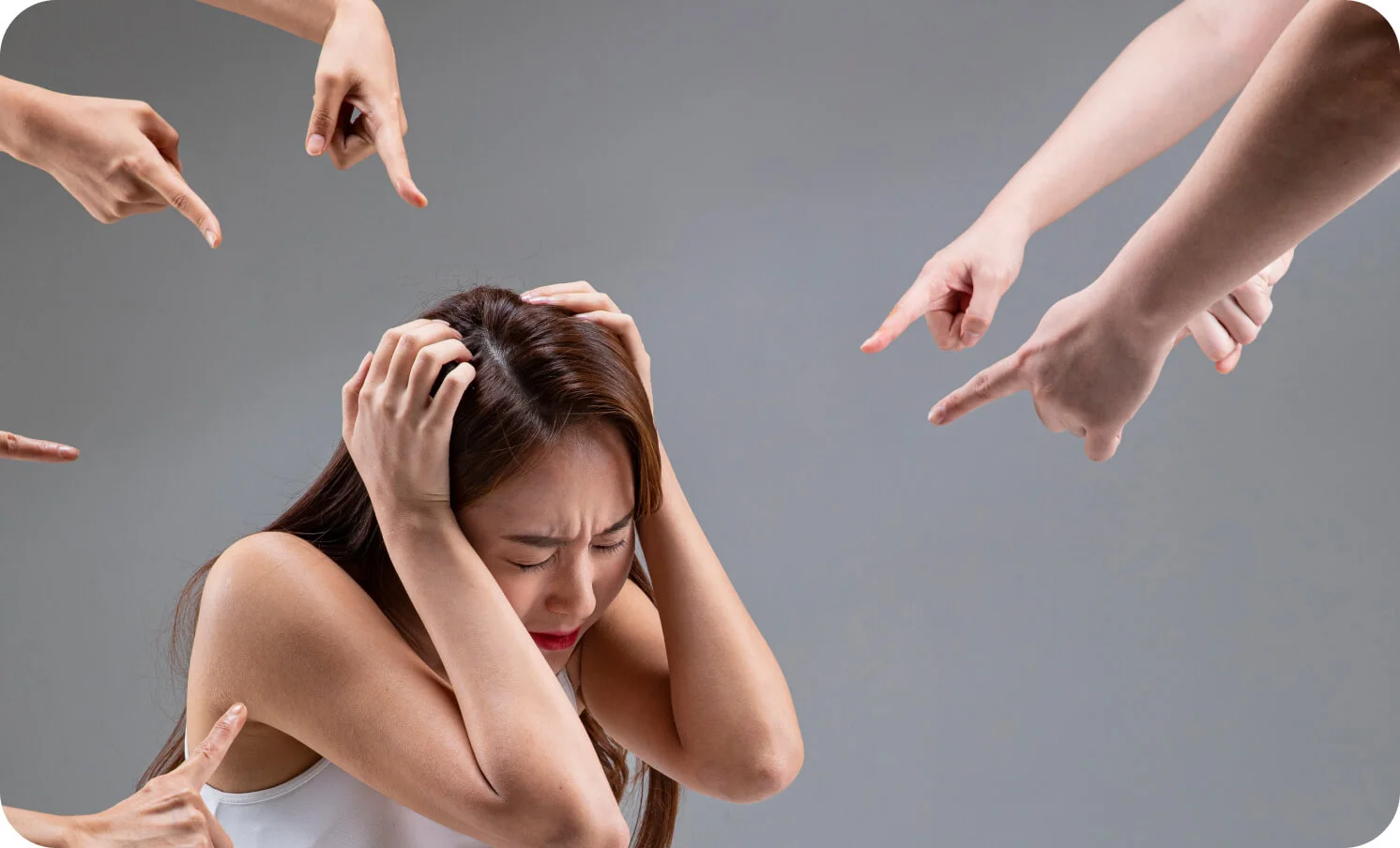 누군가에게 모욕당하고 있는 인물의 이미지