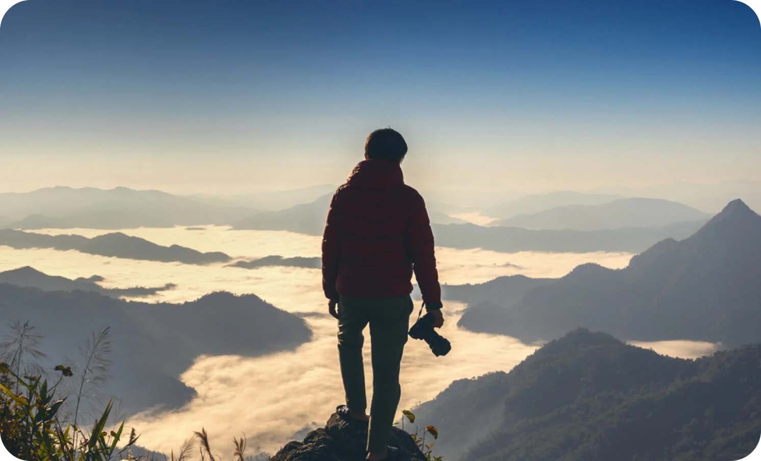 산 정상에 사람이 서있는 사진