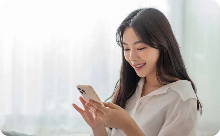 인터넷 쇼핑으로 만족스러워 하는 소비자 사진