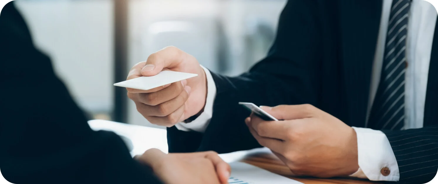 비즈니스 현장에서 가성비 명함을 건네며 신뢰감 있는 첫인상을 주는 모습