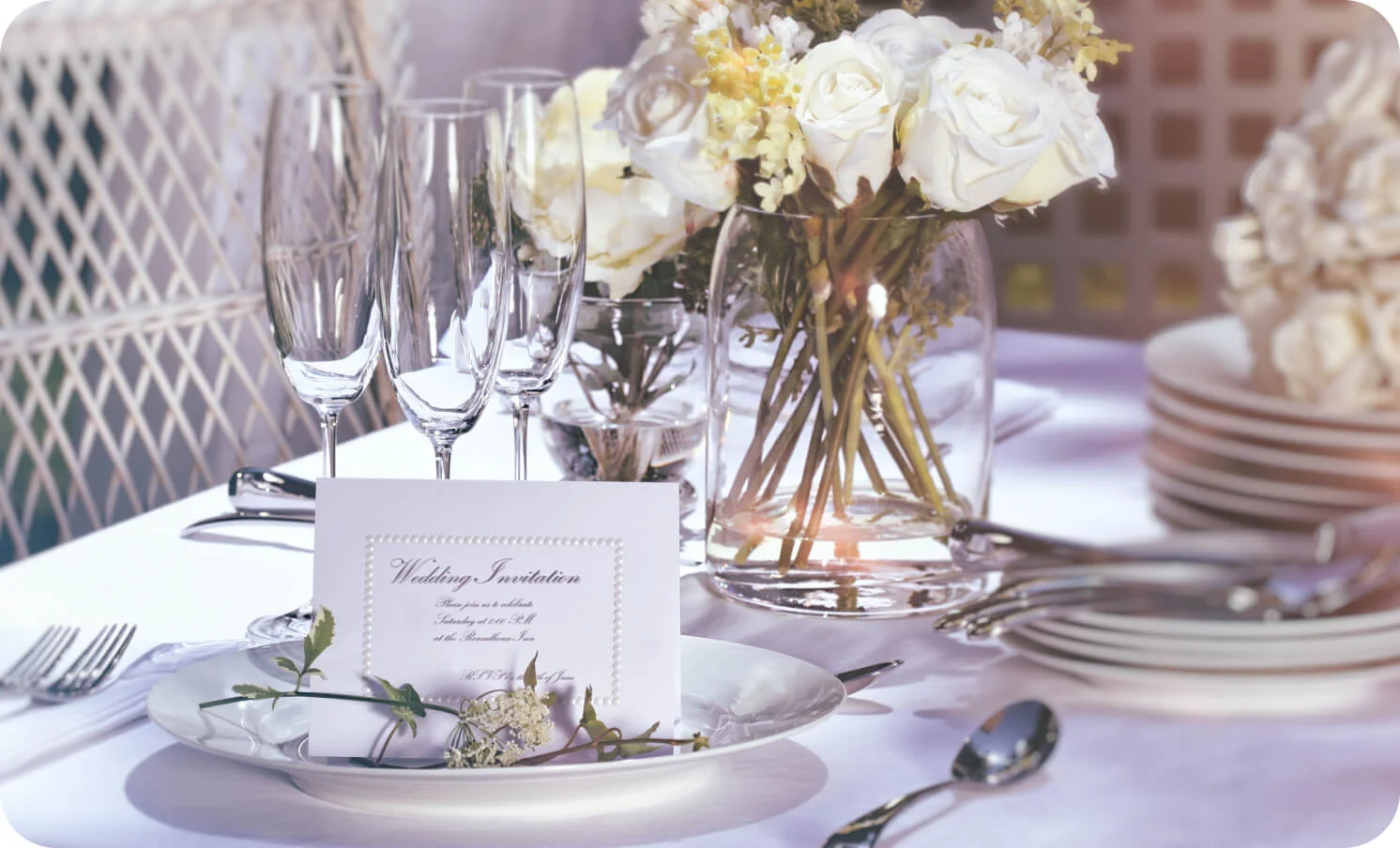 결혼식장 테이블과 꽃 이미지