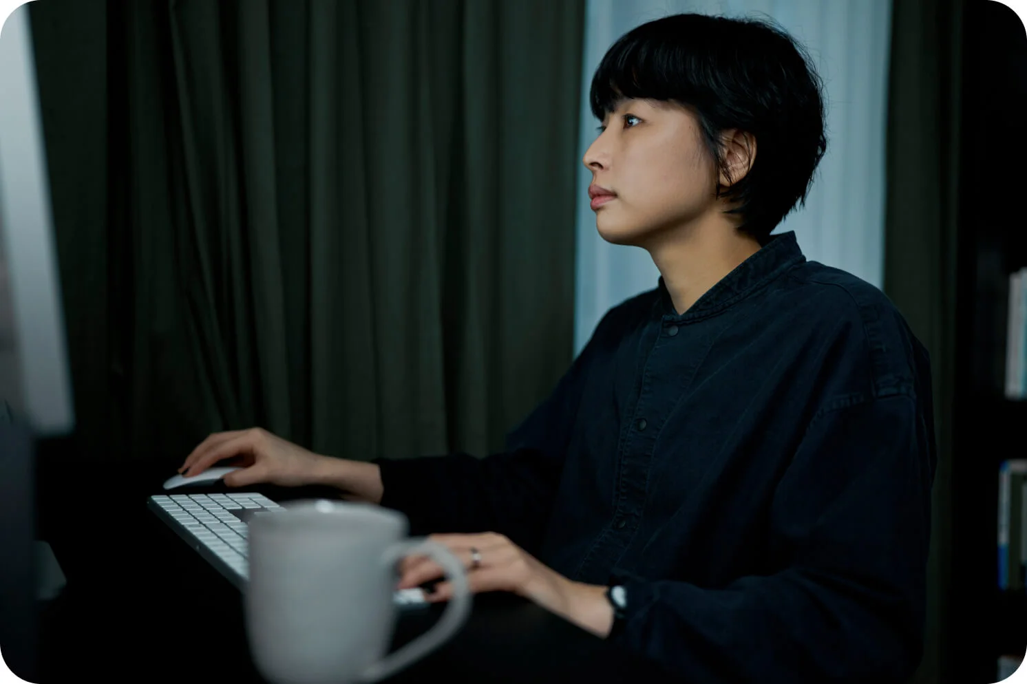 김동휘 디자이너가 컴퓨터 앞에서 작업을 하고 있다.