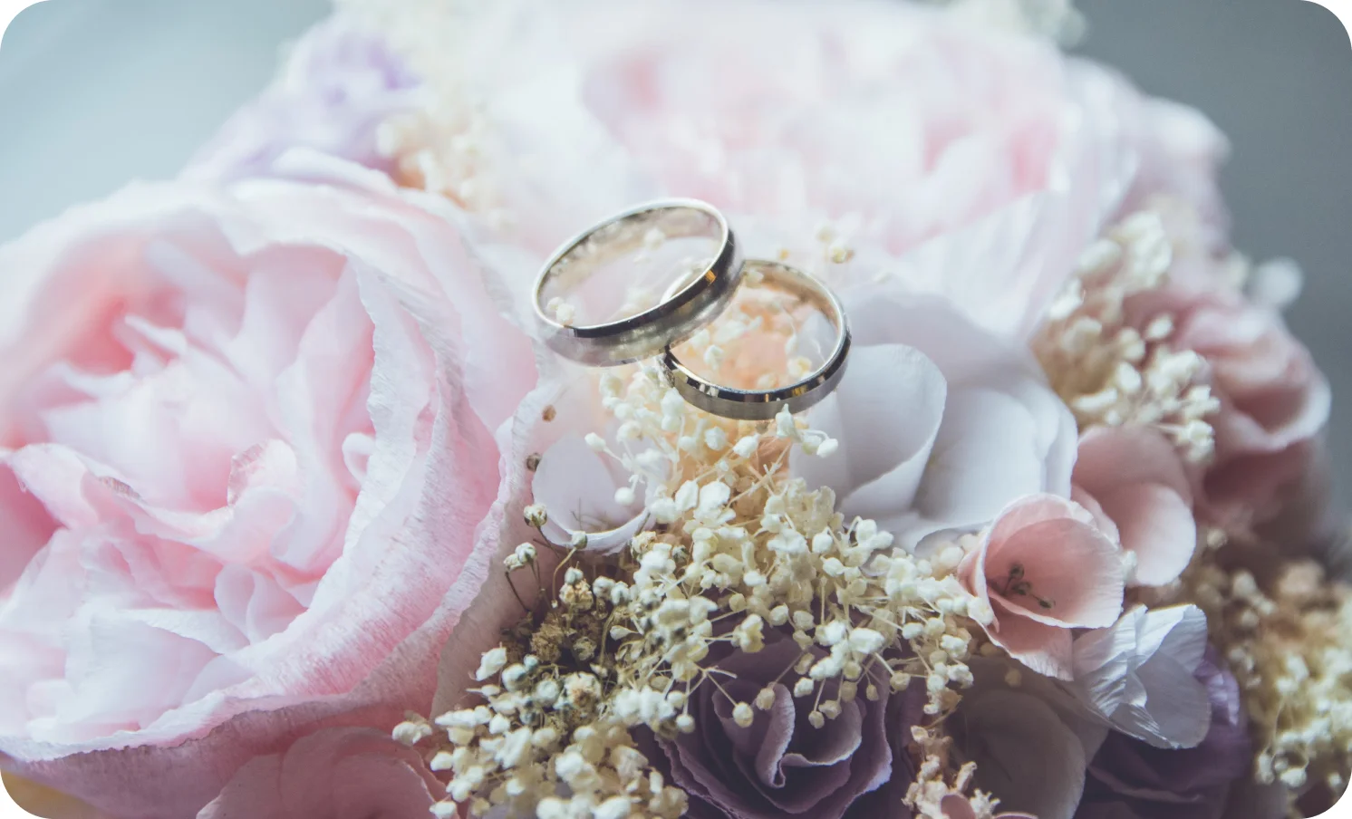 꽃다발과 결혼반지 이미지