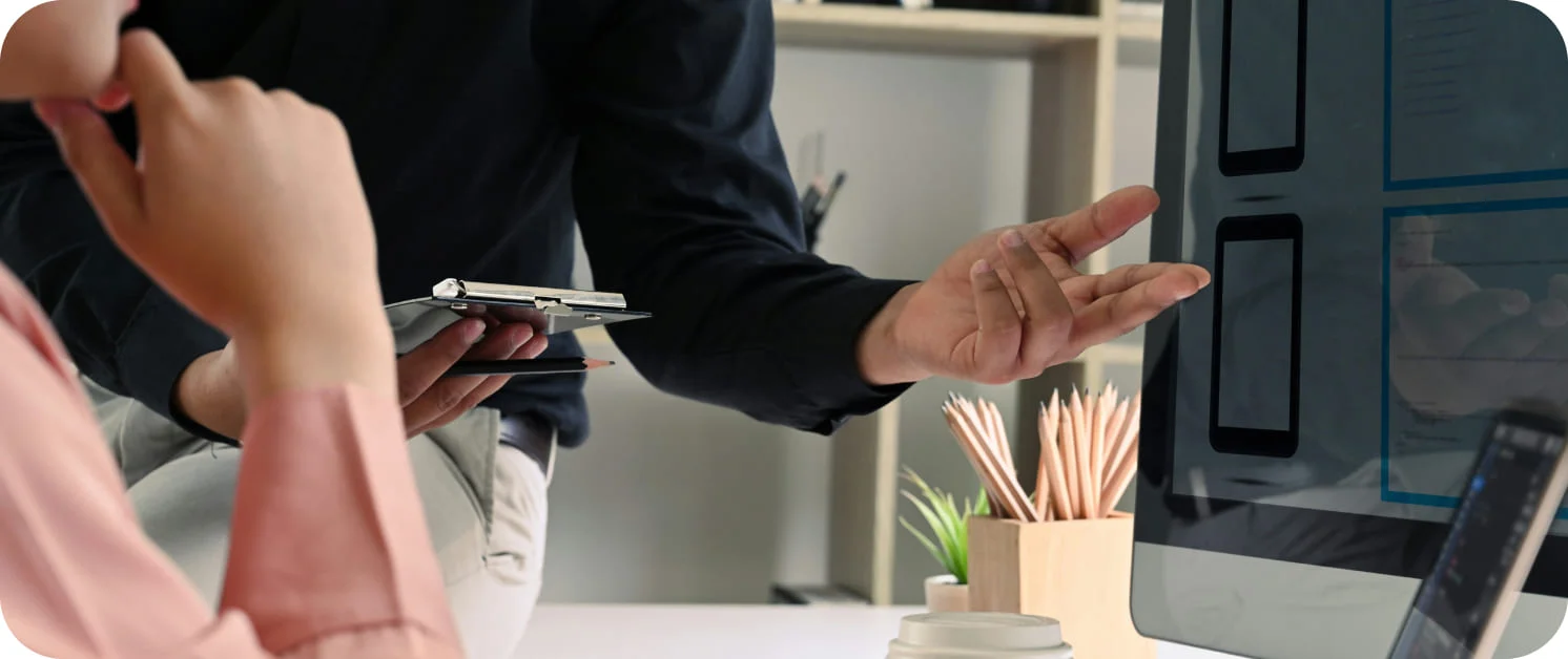 마케팅 에이전시와 예산에 대해 논의하고 있는 변호사 이미지