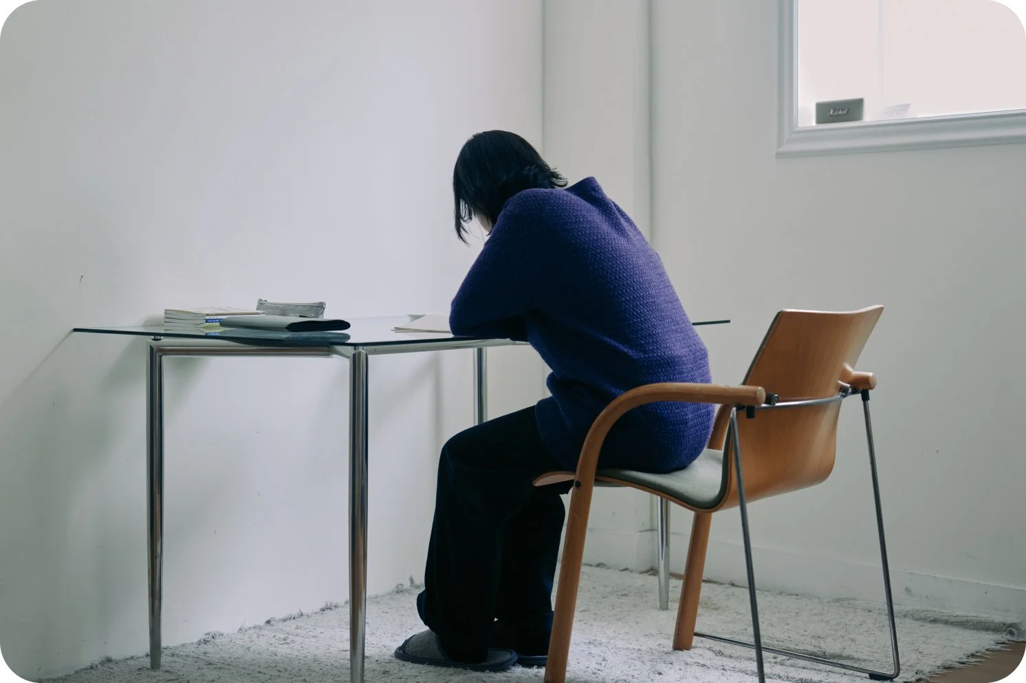 일러스트 작업을 하는 김져니 작가의 뒷모습