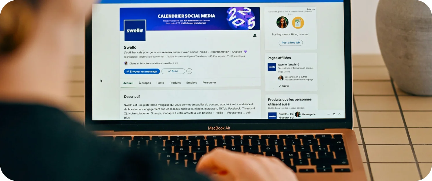 잘 팔리는 상세페이지 기획을 위해 인터넷에서 2026년 이커머스 디자인 트렌드와 유저 행동 패턴을 분석 중인 기획자의 모니터 화면