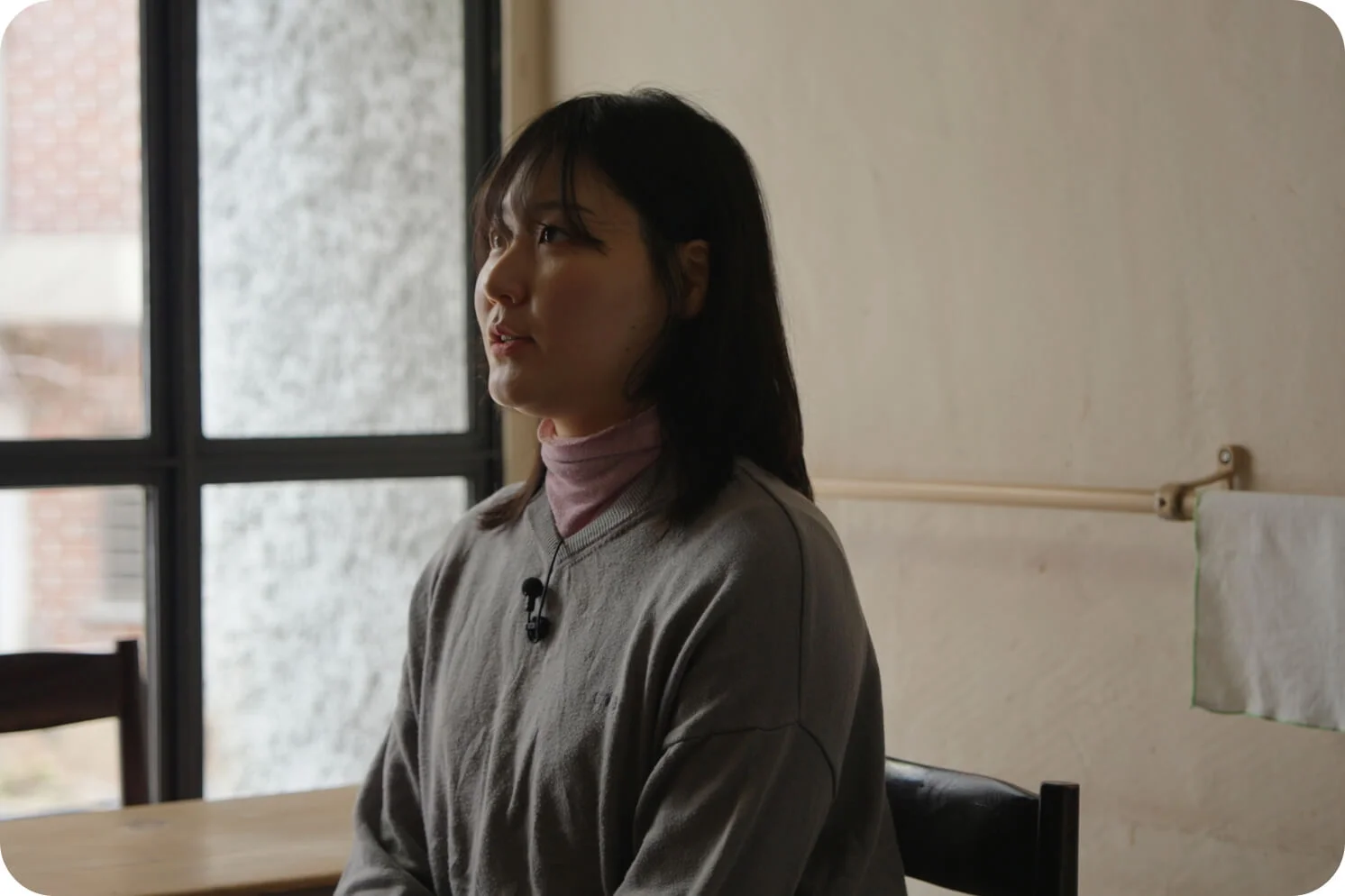 인터뷰를 하며 웃고 있는 얼스어스 대표 길현희