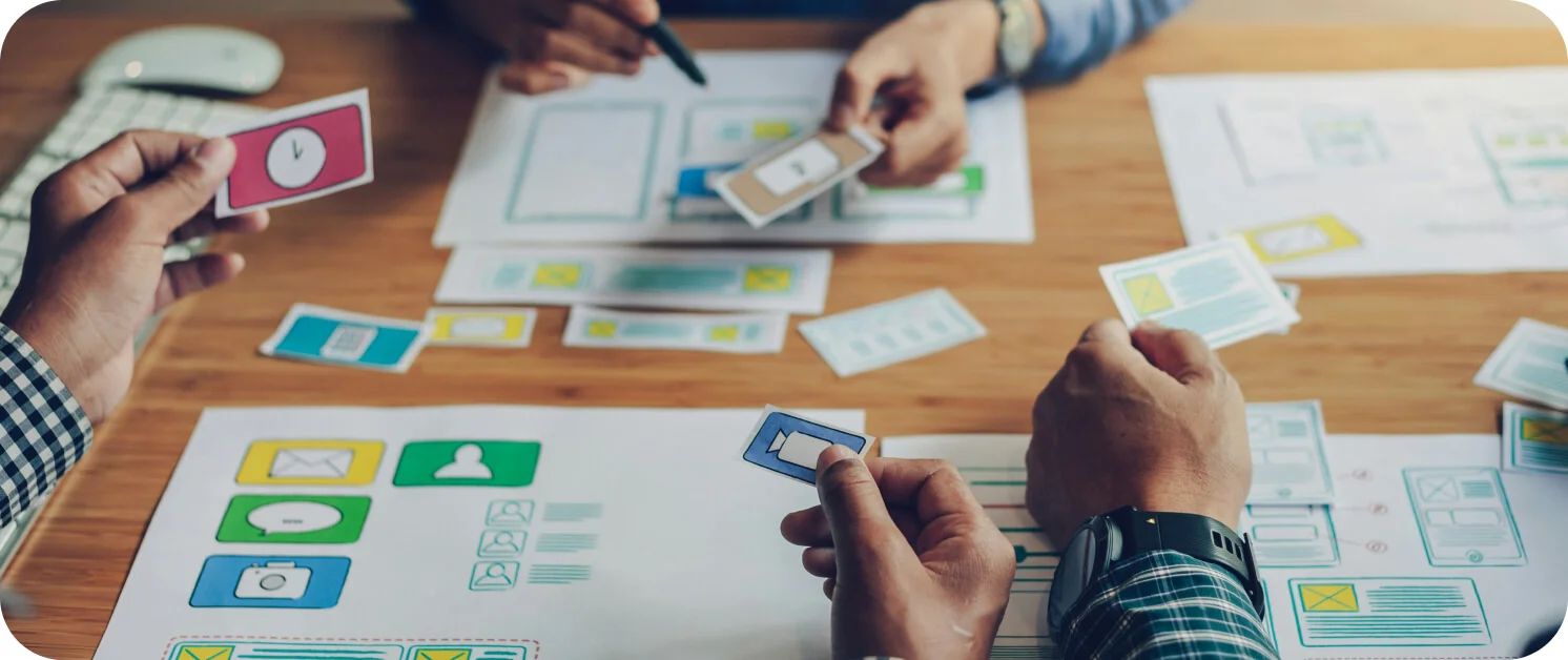 구매 전환율 상승을 위해 상세페이지 기획안의 핵심 소구점을 논의 중인 전문가들의 모습