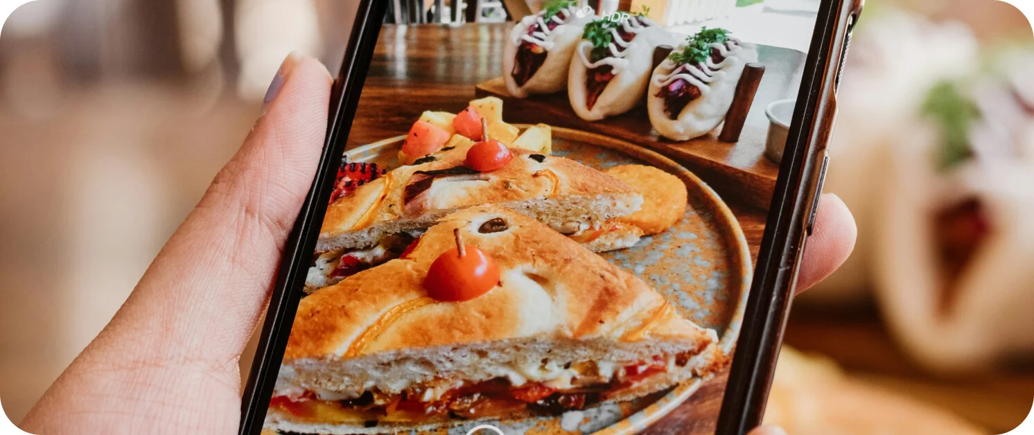 인스타그램 릴스 업로드용 디저트의 질감을 근접 촬영 중인 스마트폰 화면