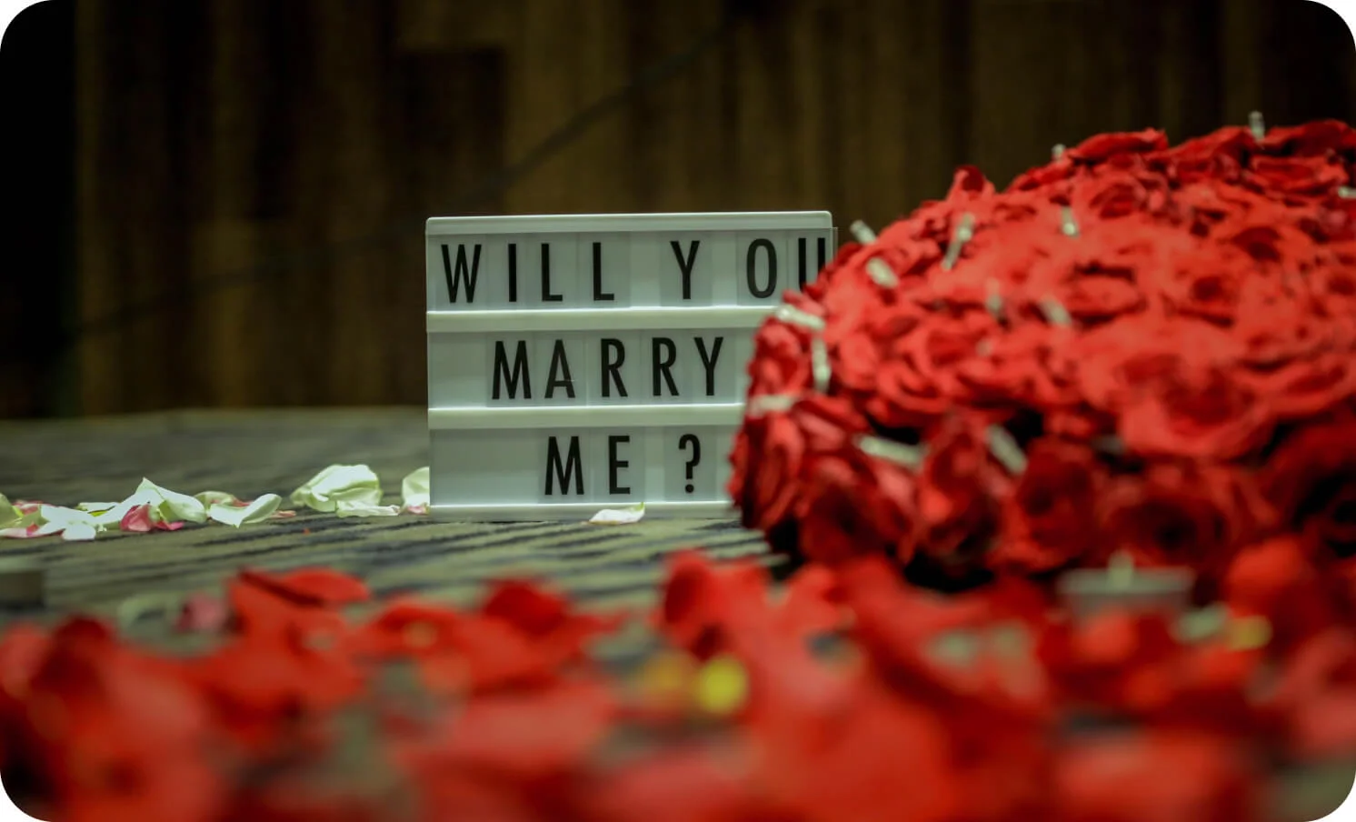 프로포즈용 장미 꽃다발과 결혼해줘 라는 문구 이미지