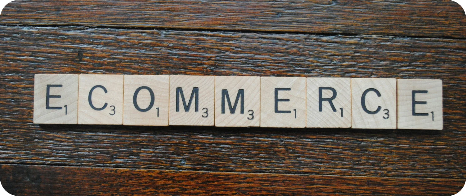 E-Commerce라고 쓰여져있는 알파벳 블럭 이미지