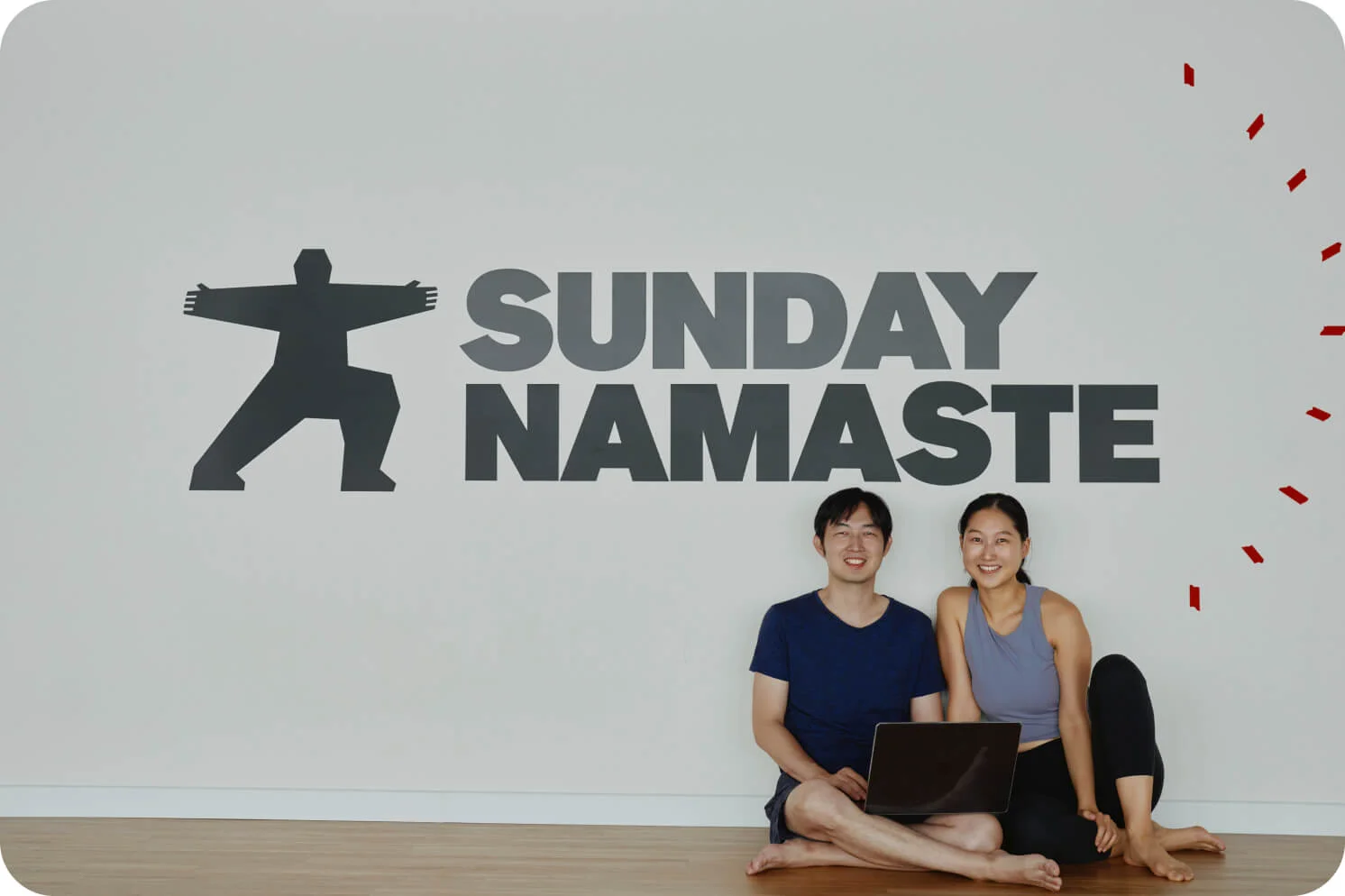 썬데이나마스떼 리브랜딩 로고 앞에 앉아있는 공동 대표