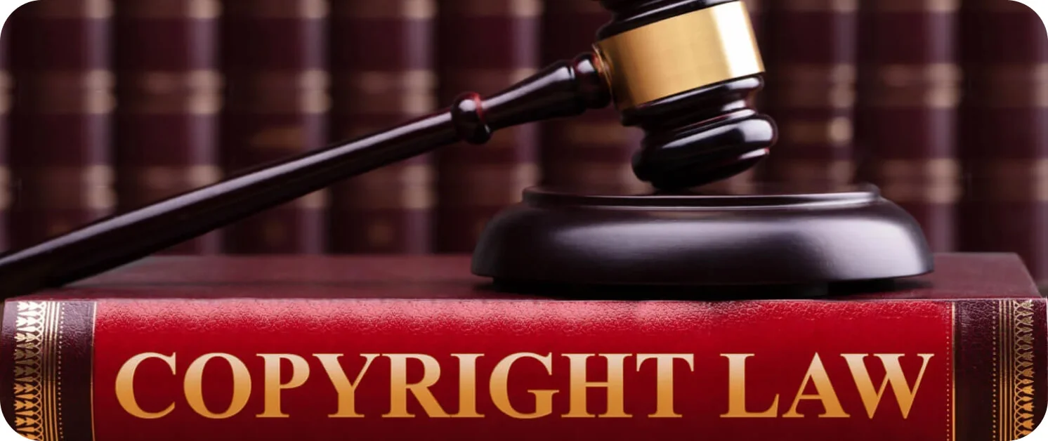 Copyright law라고 적힌 법전과 판사봉이 놓인 모습으로 지식재산권 및 특허 소송 절차를 상징하는 이미지