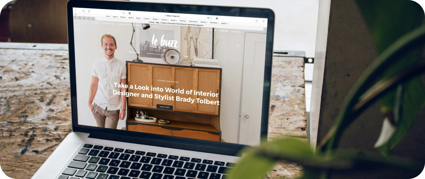 제작된 홈페이지 메인 화면이 띄워져 있는 노트북 이미지