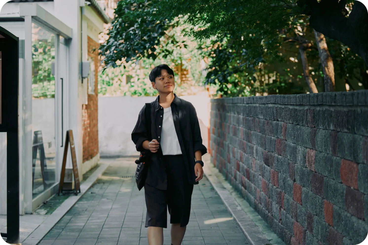 골목길을 걷고 있는 김키미 작가