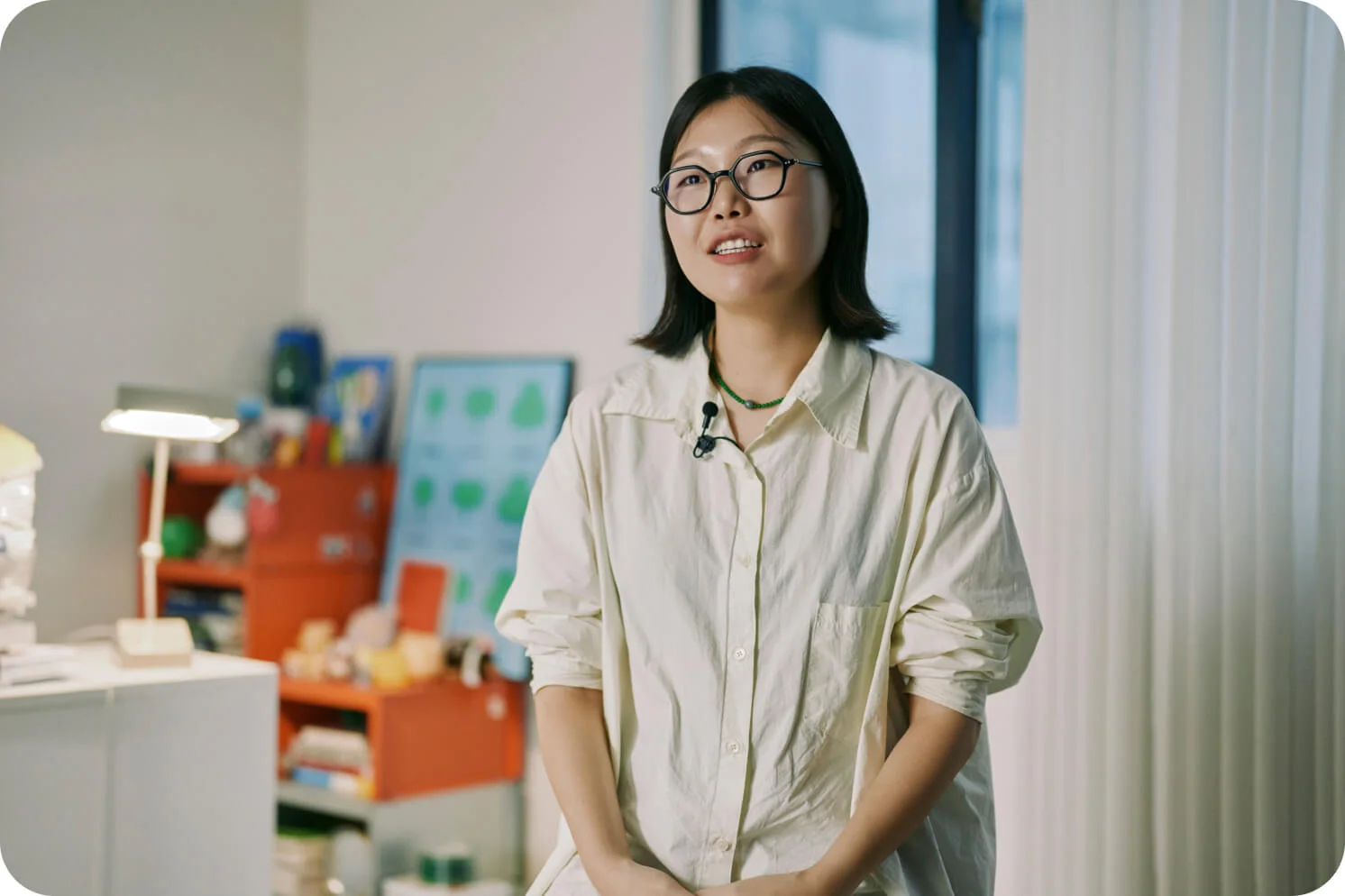 박신후 작가가 인터뷰를 하고 있다.