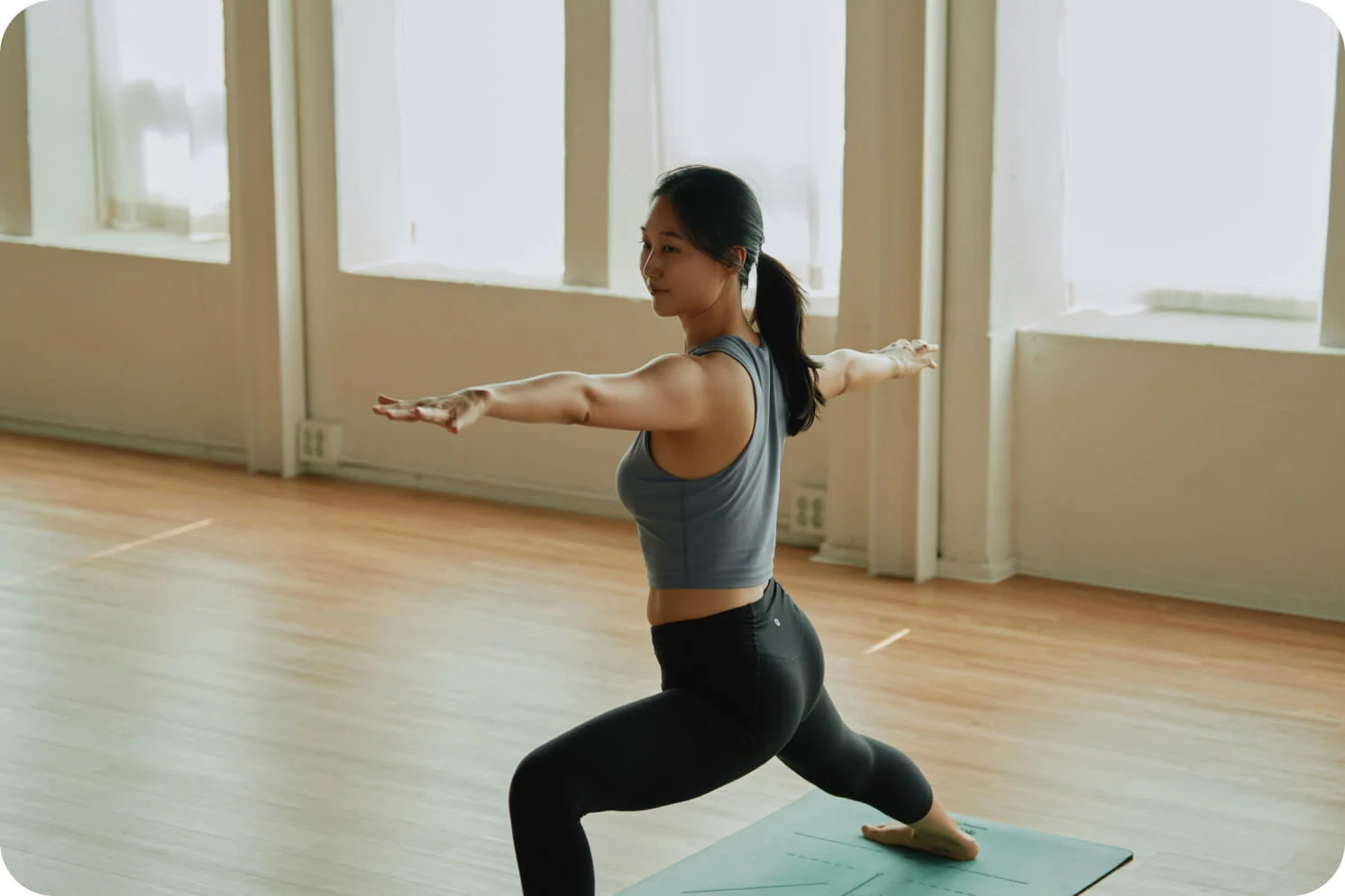 김보연 대표가 직접 요가 시범을 보여주고 있다.