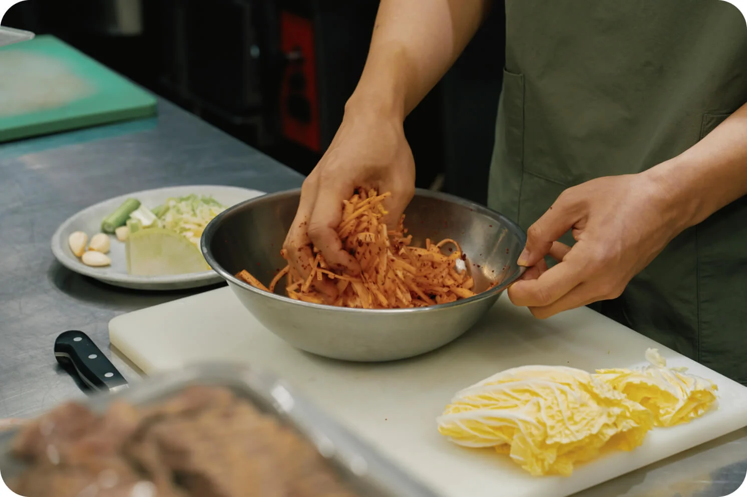 온하루 주방에서 반찬을 만드는 김시연 셰프