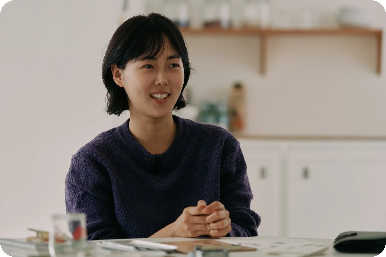 김져니 작가가 인터뷰를 하고 있다.