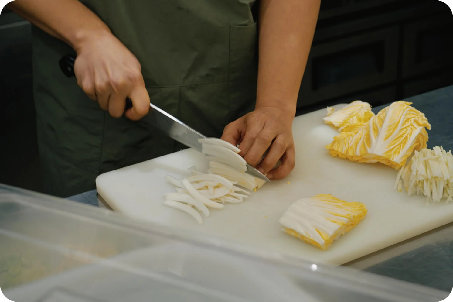 온하루 주방에서 반찬을 만드는 김시연 셰프