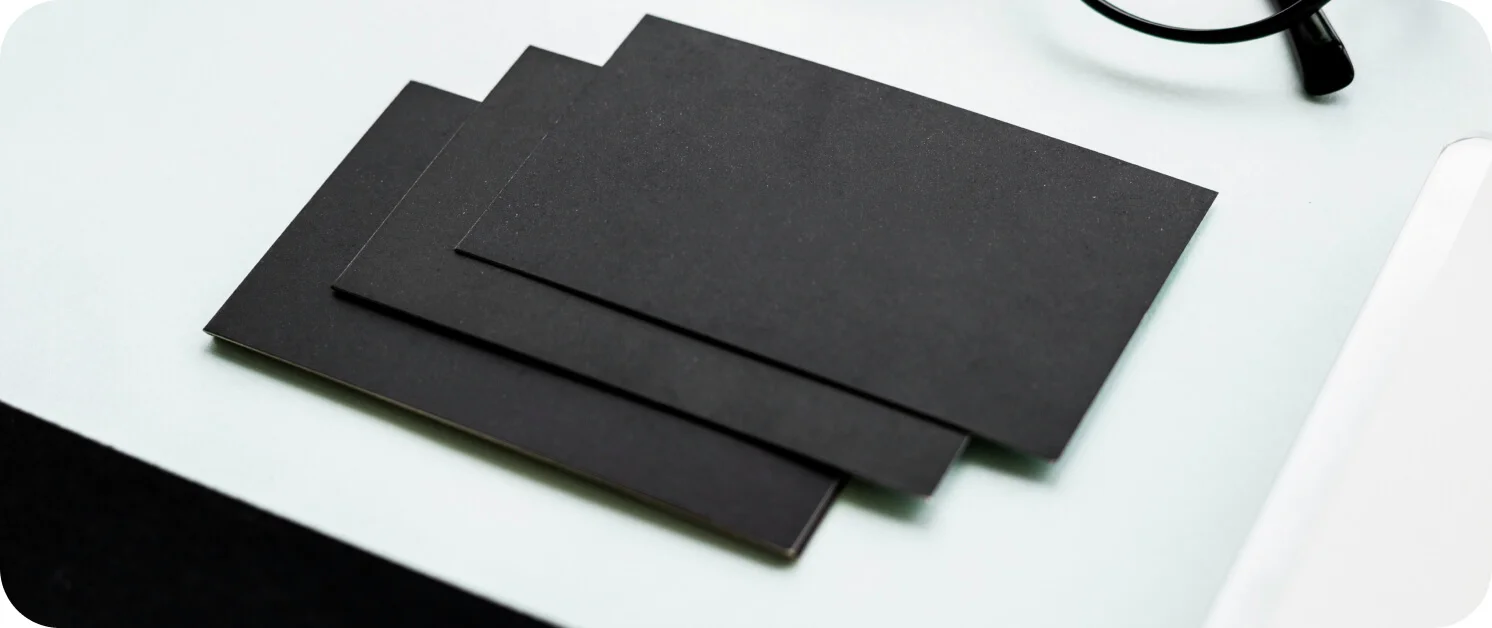 블랙 수입지로 제작하여 저렴하지만 고급스러운 느낌을 주는 가성비 명함 샘플