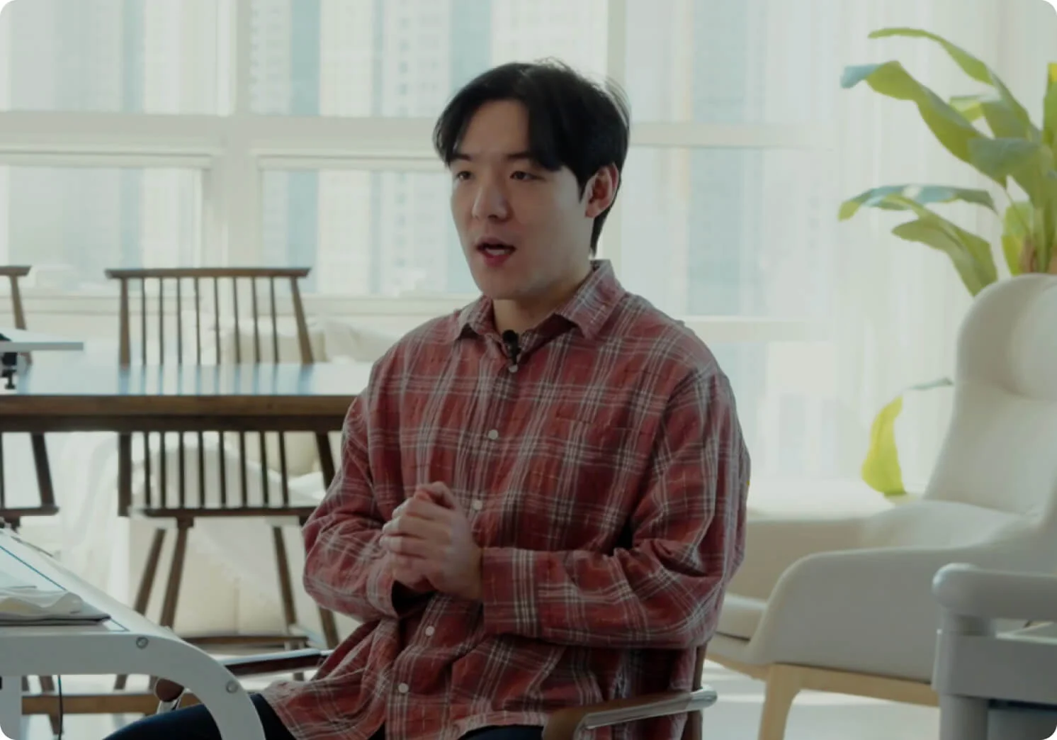 크몽 디자인 카테고리 알잘스튜디오 전문가 이기호 대표가 인터뷰를 하고 있다.