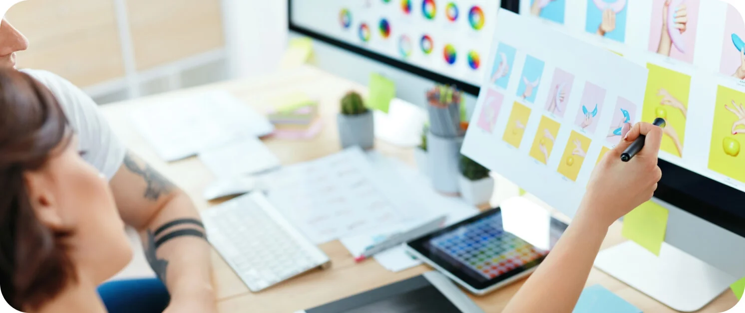 실력 있는 상세페이지 제작 업체의 기획자와 디자이너가 타겟 고객 분석 및 매출 전략을 논의하는 장면