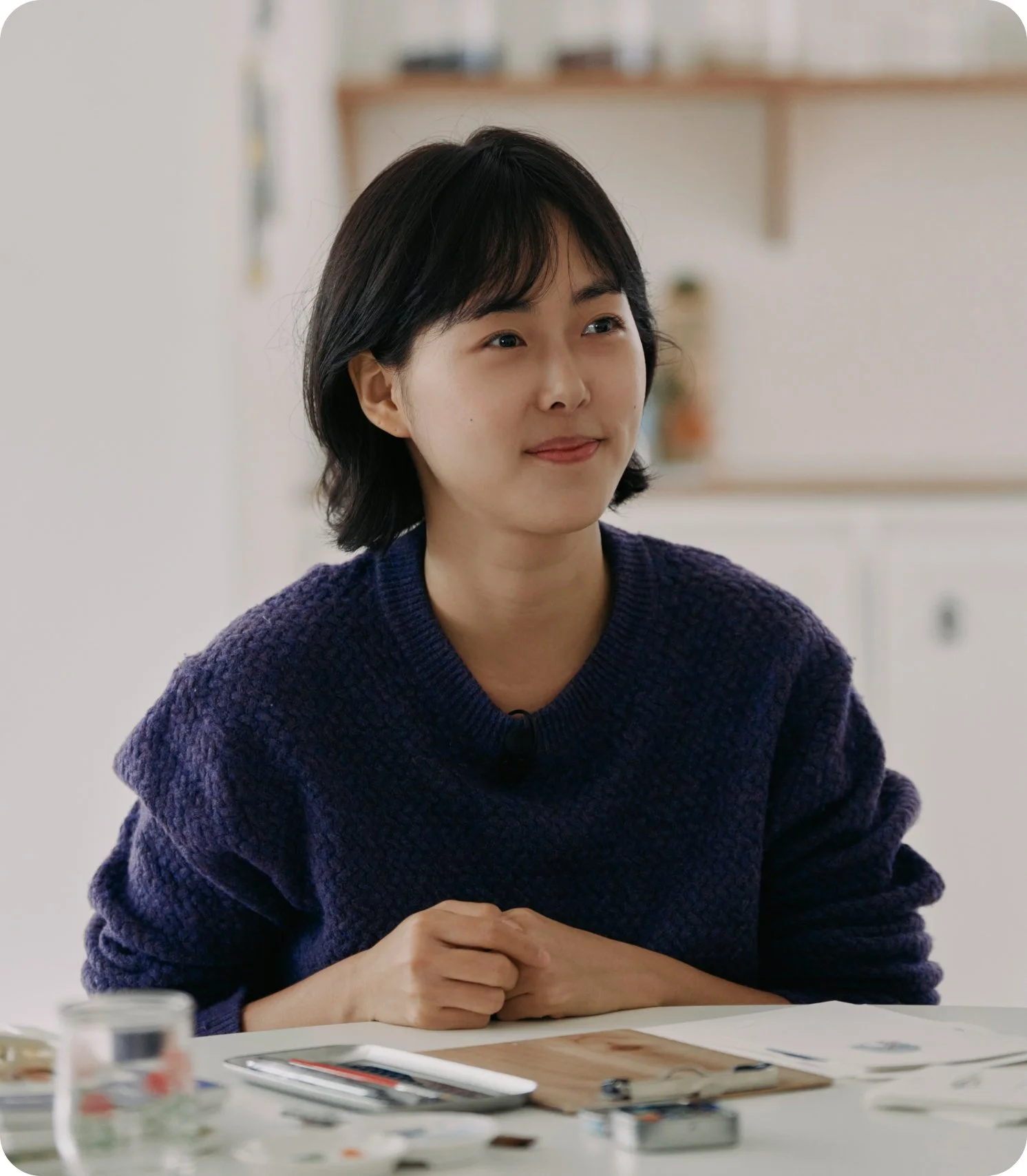 인터뷰를 하고 있는 김져니 작가