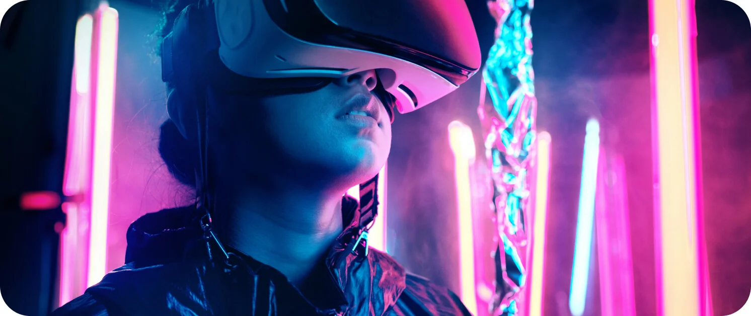 VR 체험을 통해 흥미로워하고 있는 사용자의 이미지