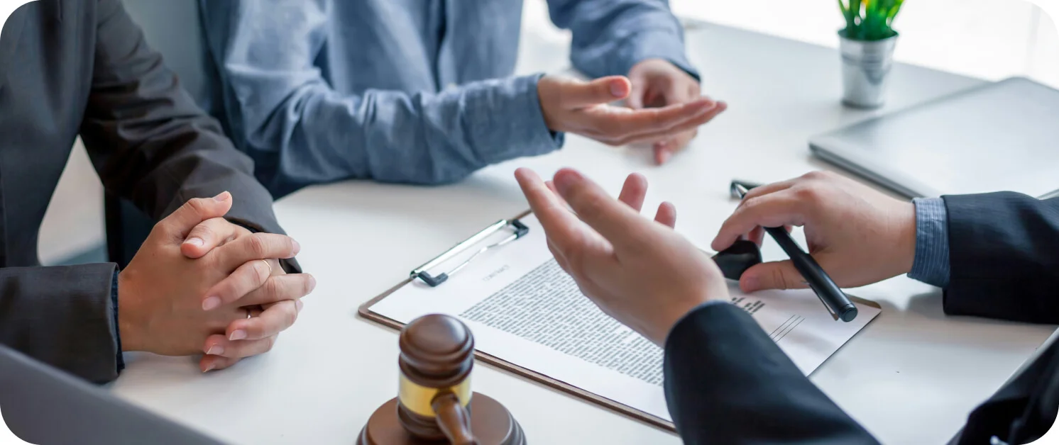 전세금 미반환 문제를 해결하기 위해 부동산 전문 변호사에게 1:1 법률 상담을 받고 있는 세입자의 모습