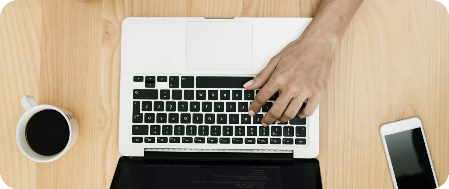 앱 개발을 위해 노트북 타자기에 손을 올리고 있는 개발자의 이미지