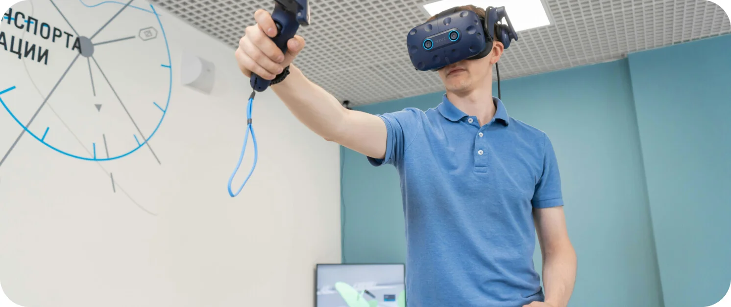 VR 콘텐츠로 실제 훈련에 임하고 있는 훈련생