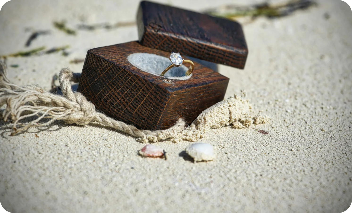 모래 위 프로포즈용 결혼 반지 이미지