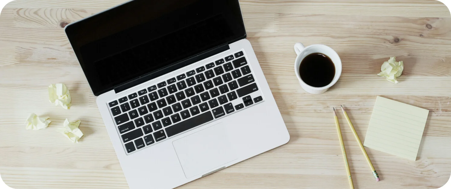 홈페이지 개발 전 견적을 고민하는 의뢰인의 책상 이미지