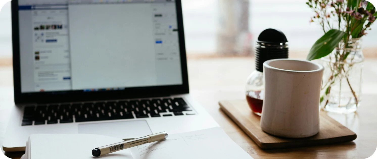 홈페이지 개발을 진행하고 있는 개발자의 노트북 이미지