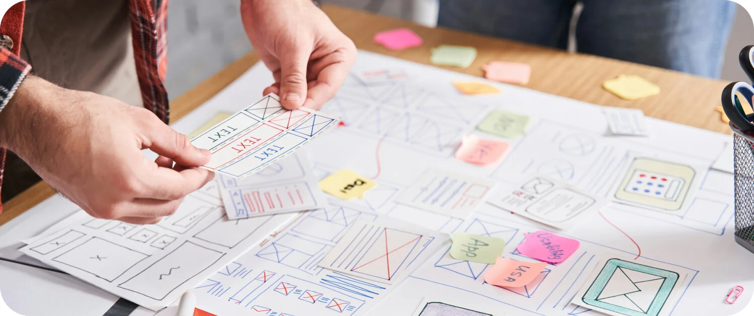 ui/ux 디자인을 위해 와이어프레임을 설계하고 있는 기획자의 모습