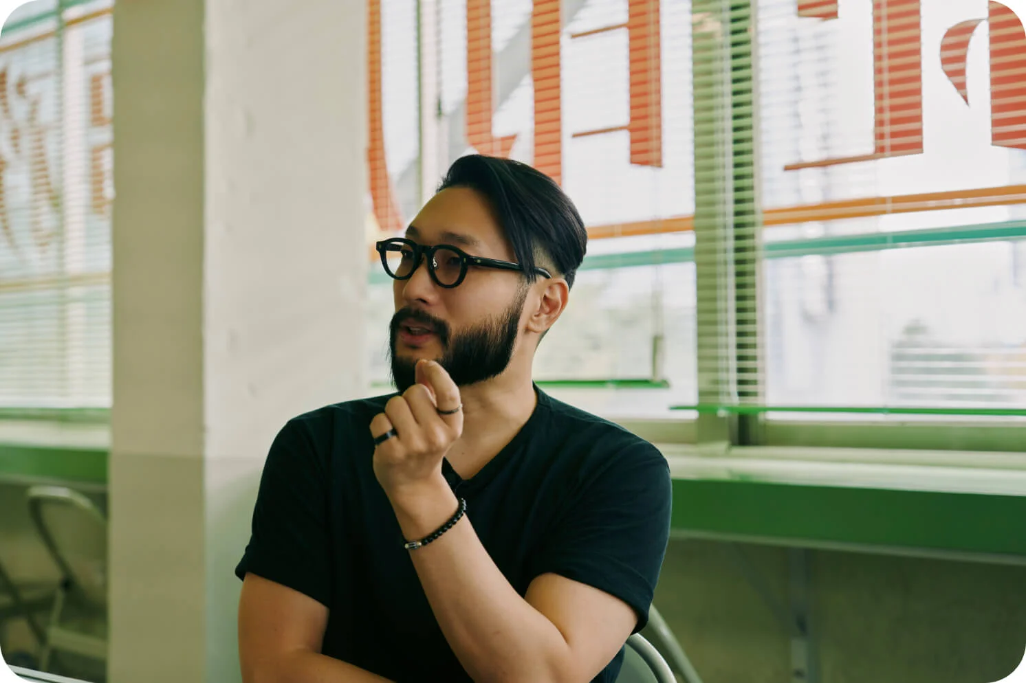 인터뷰하고 있는 윤병주 대표