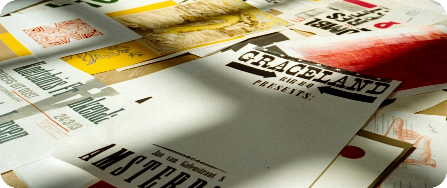 다양한 디자인의 전단지가 놓여있는 이미지