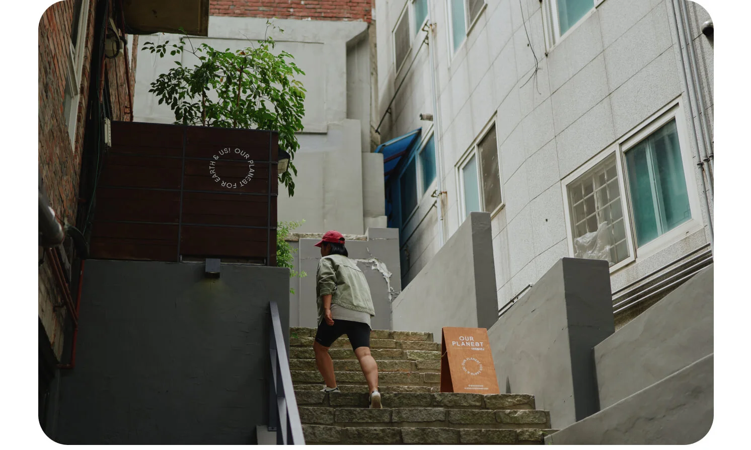 장민영 대표가 아워플래닛 건물로 들어가고 있다.