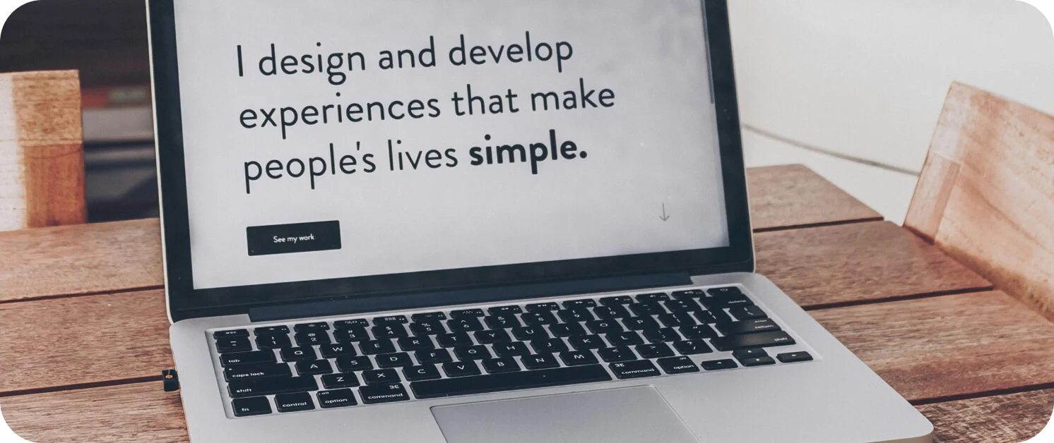 I design and develop experiences that make people's lives simple 이라고 적혀있는 화면