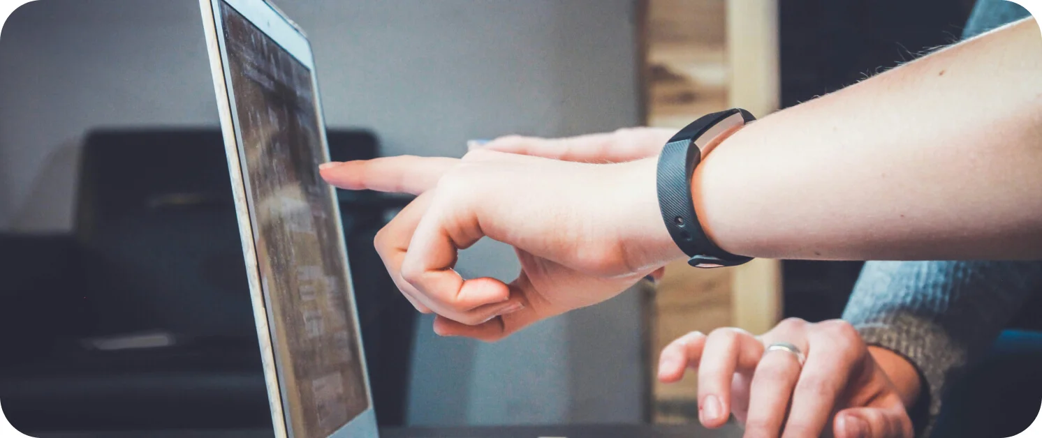 모니터를 보며 로고 시안 수정 횟수를 줄이는 스마트 피드백 기술 과정