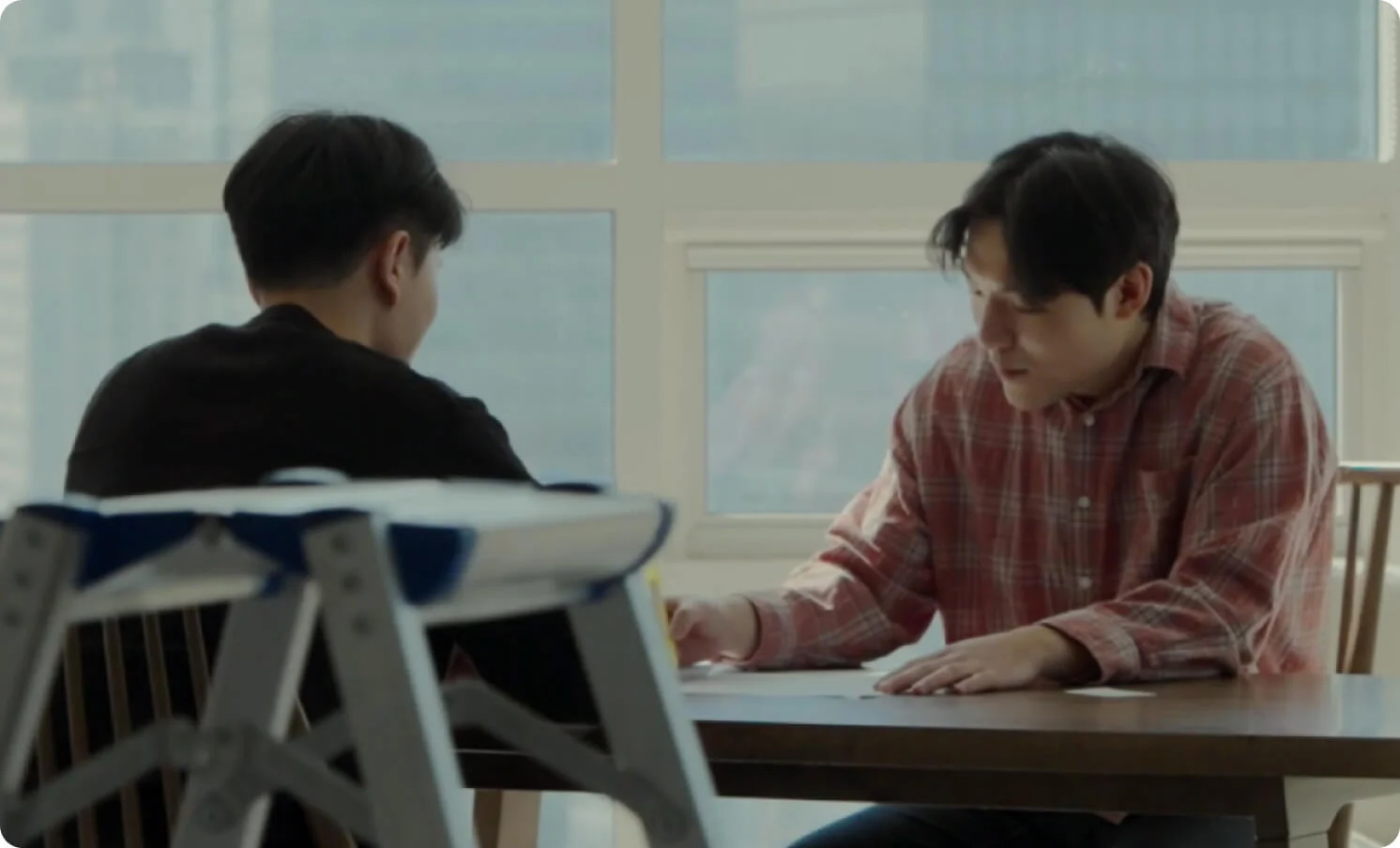 크몽 디자인 카테고리 알잘스튜디오 전문가 이기호 대표가 회의하고 있다.