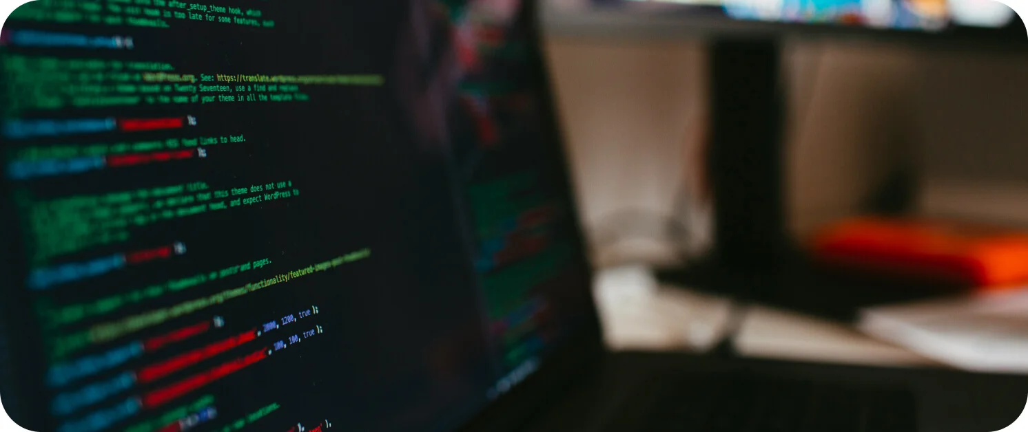 홈페이지 개발을 위해 코드를 짜고 있는 개발자의 노트북 이미지