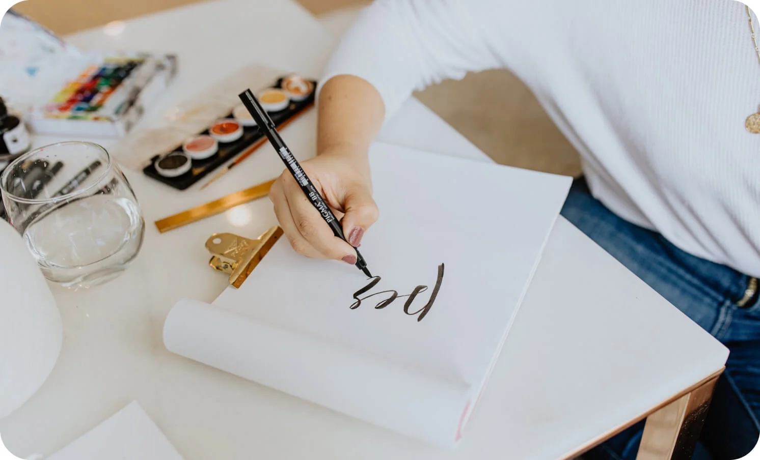 전문가가 캘리그라피 디자인 중인 이미지