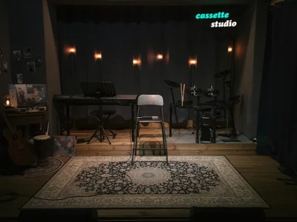 공연장, 녹음실에서 진행되는 커버곡 제작